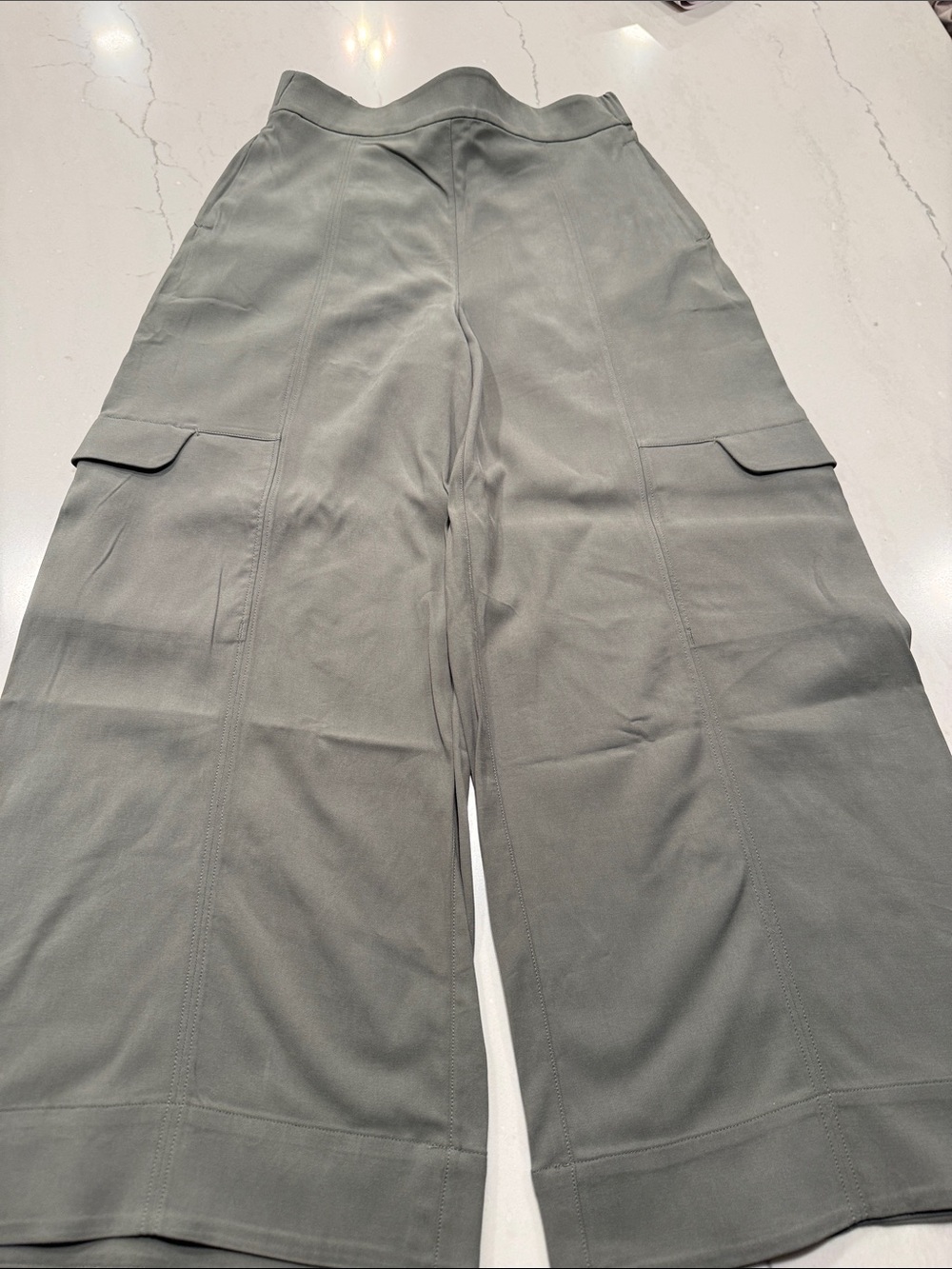 NWOT Lululemon Metropolis Maven Cropped Cargo Pant in Grey Sage